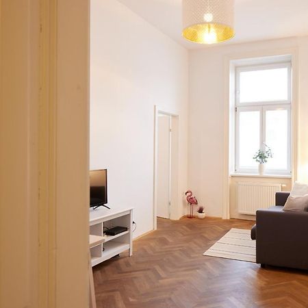 Self-Check-In & Perfect Metro Connection I Apartment Wina Bagian luar foto