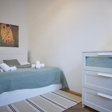 Self-Check-In & Perfect Metro Connection I Apartment Wina Bagian luar foto