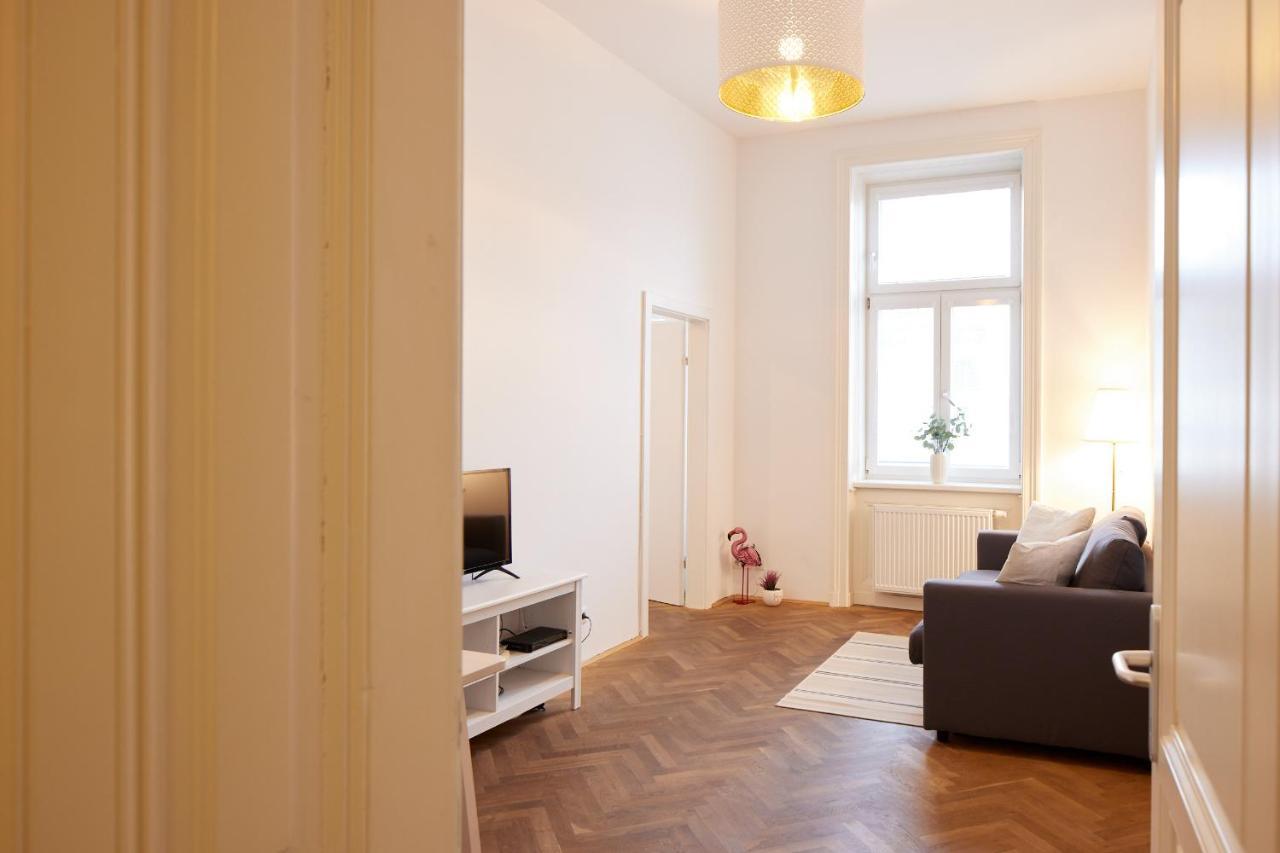 Self-Check-In & Perfect Metro Connection I Apartment Wina Bagian luar foto