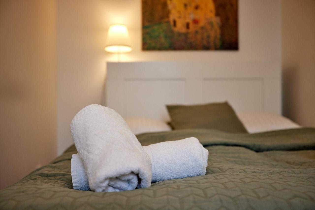 Self-Check-In & Perfect Metro Connection I Apartment Wina Bagian luar foto