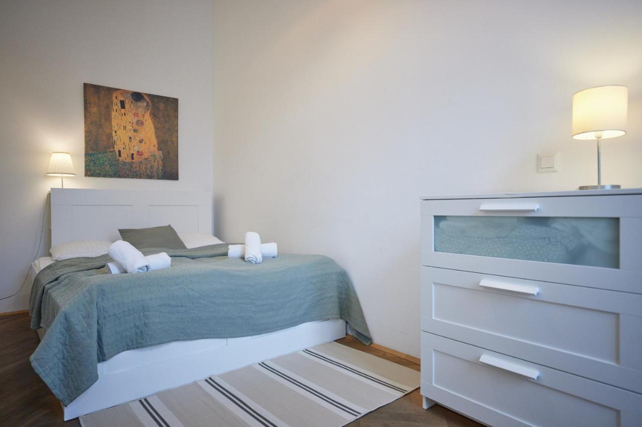 Self-Check-In & Perfect Metro Connection I Apartment Wina Bagian luar foto