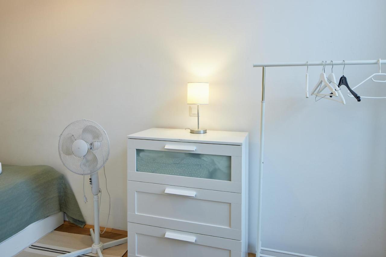 Self-Check-In & Perfect Metro Connection I Apartment Wina Bagian luar foto