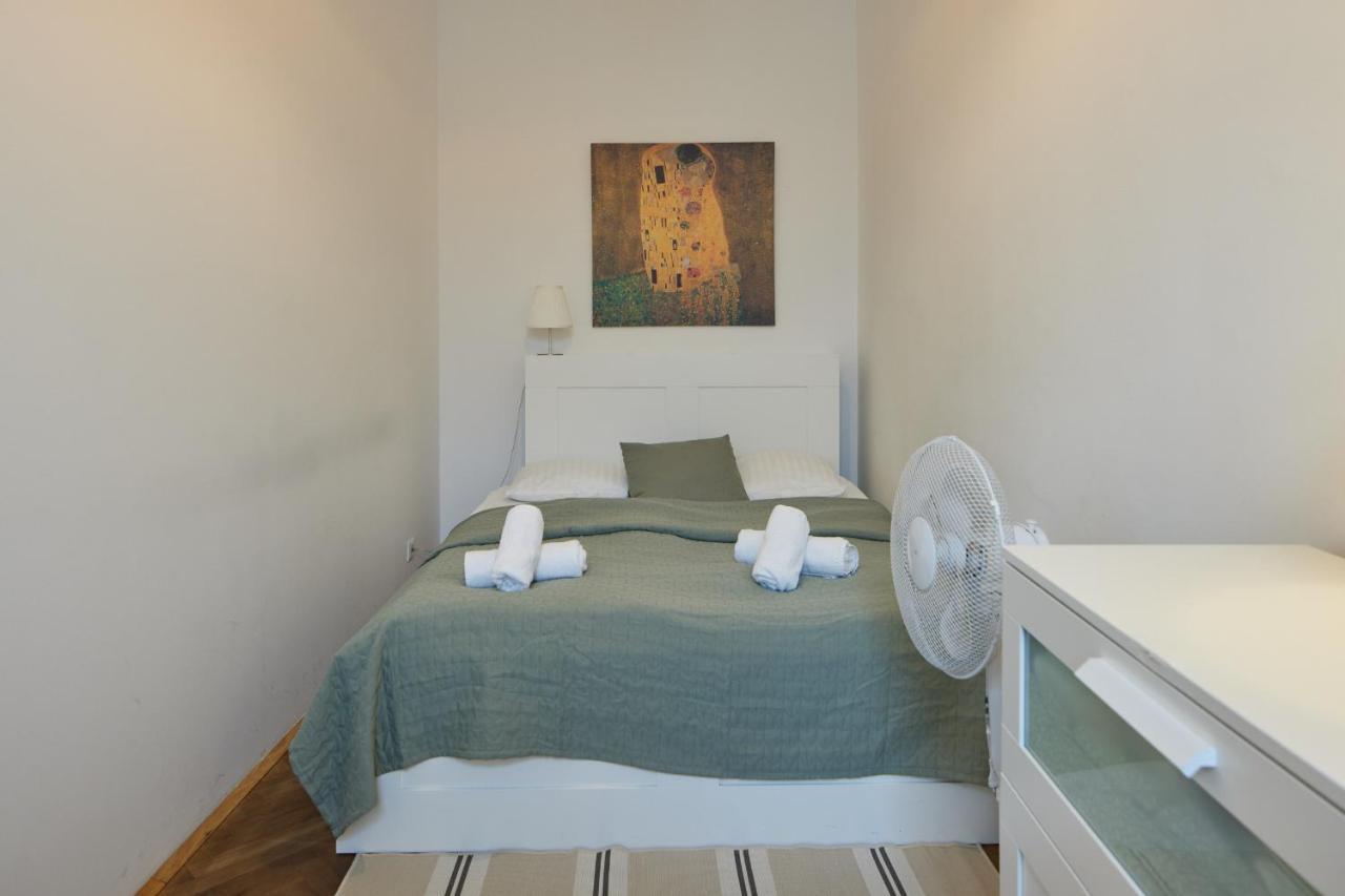 Self-Check-In & Perfect Metro Connection I Apartment Wina Bagian luar foto