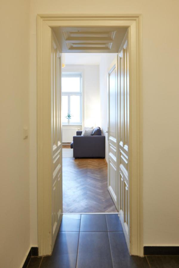 Self-Check-In & Perfect Metro Connection I Apartment Wina Bagian luar foto