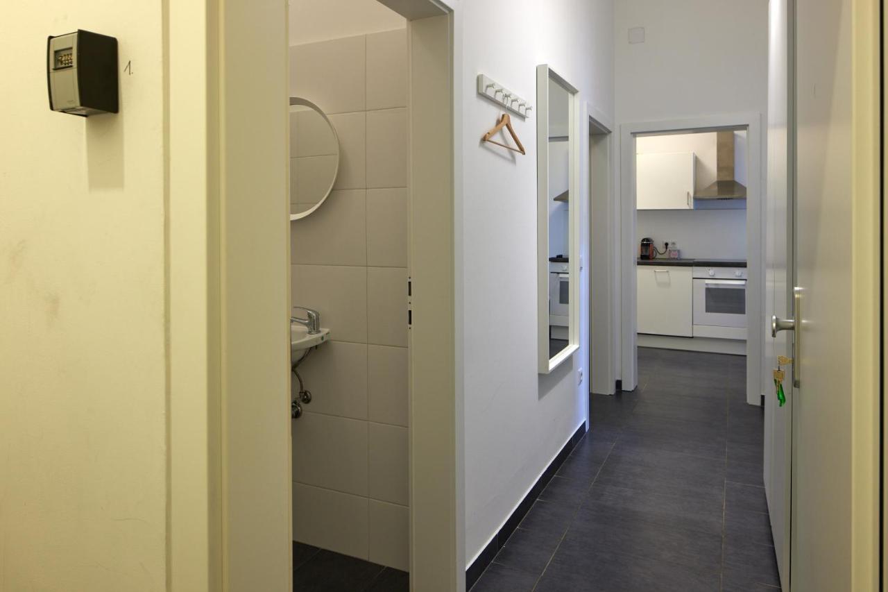 Self-Check-In & Perfect Metro Connection I Apartment Wina Bagian luar foto