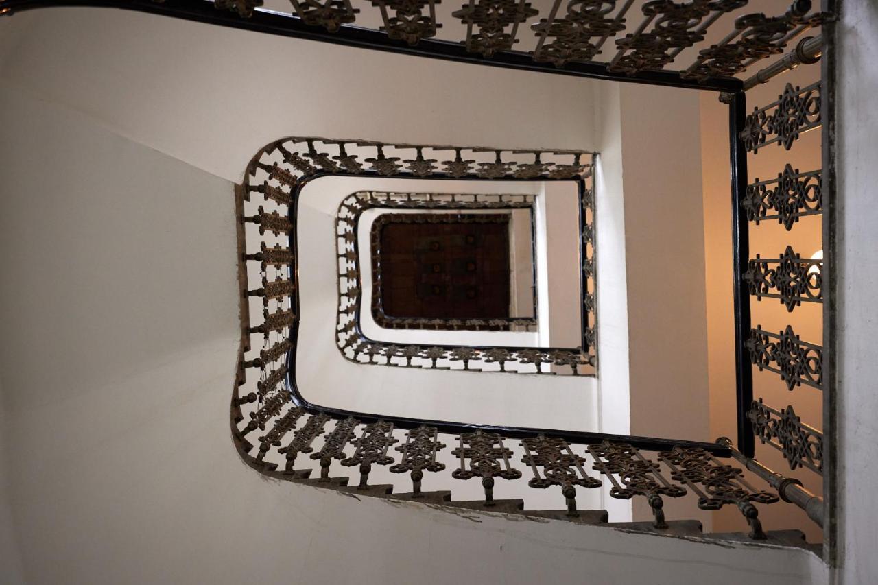 Self-Check-In & Perfect Metro Connection I Apartment Wina Bagian luar foto