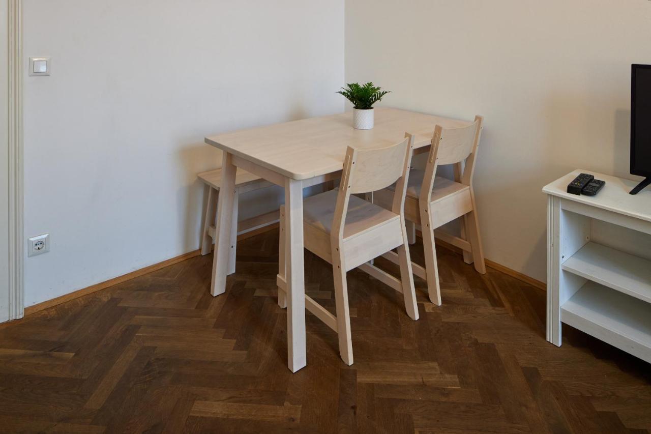 Self-Check-In & Perfect Metro Connection I Apartment Wina Bagian luar foto