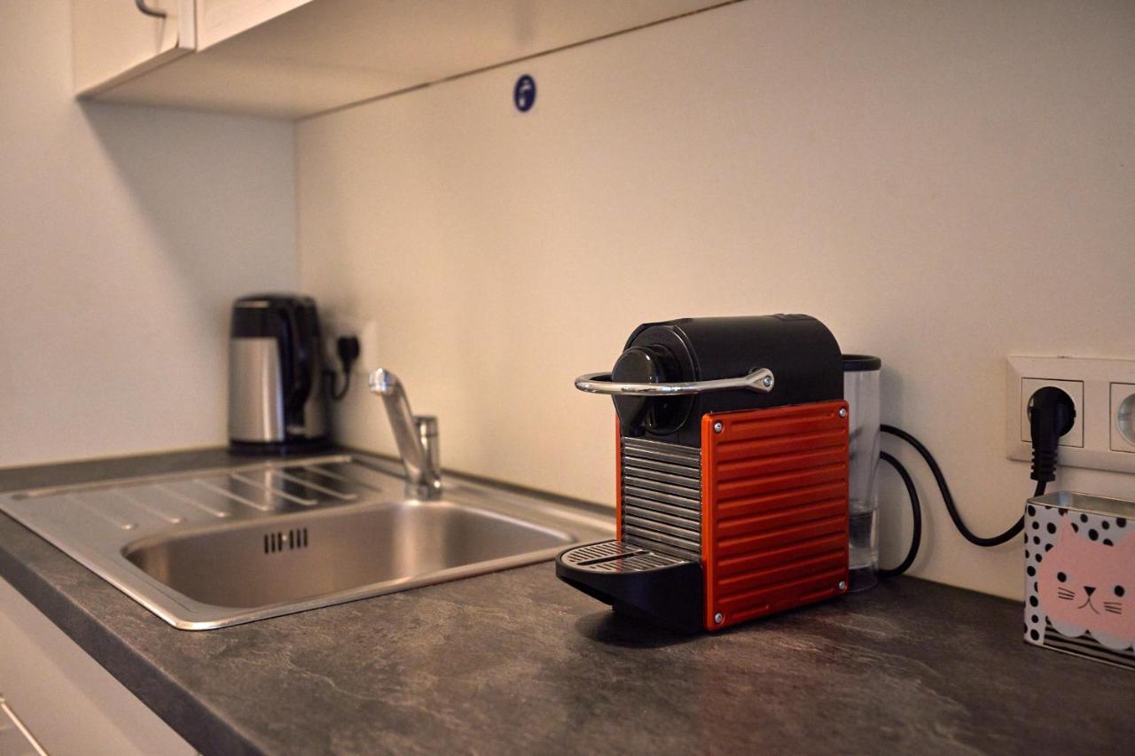 Self-Check-In & Perfect Metro Connection I Apartment Wina Bagian luar foto
