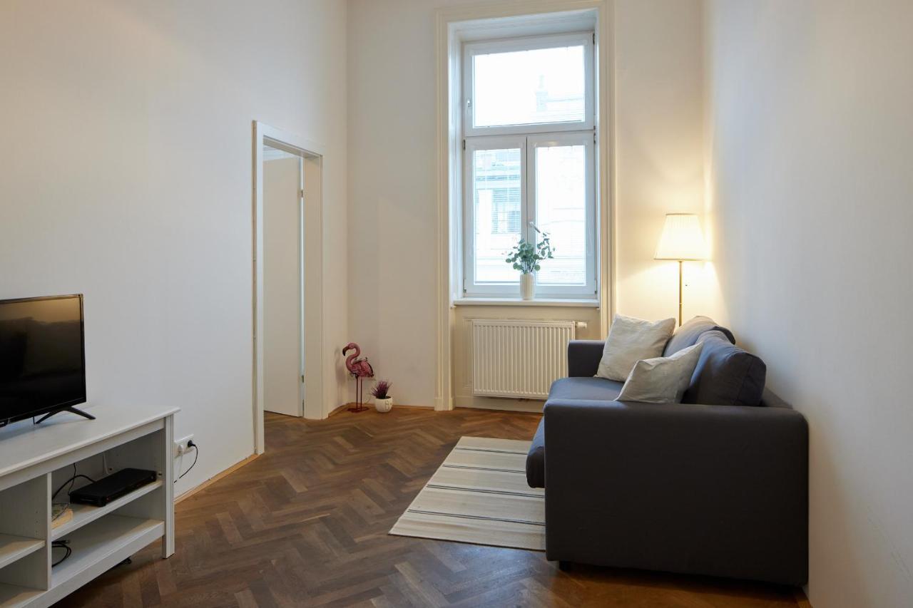 Self-Check-In & Perfect Metro Connection I Apartment Wina Bagian luar foto