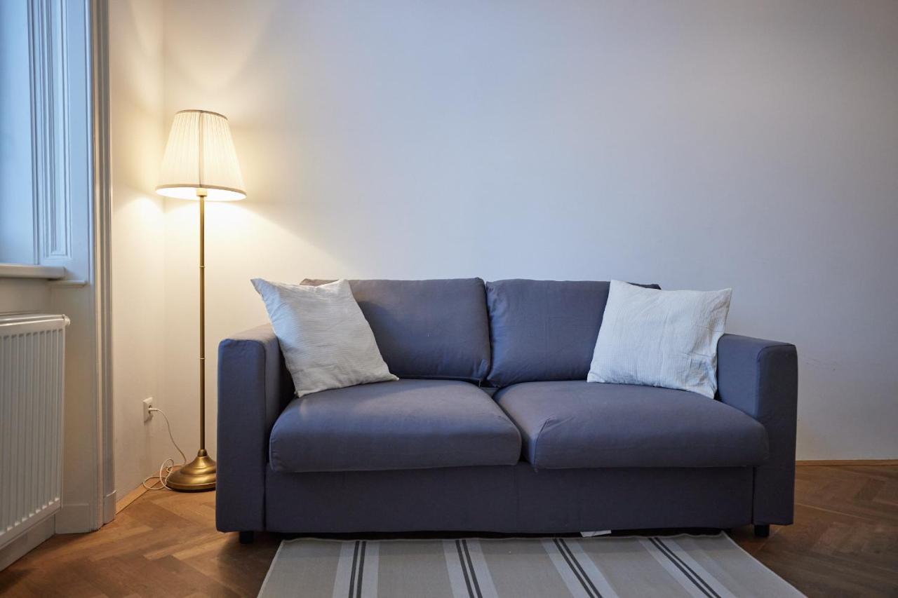Self-Check-In & Perfect Metro Connection I Apartment Wina Bagian luar foto