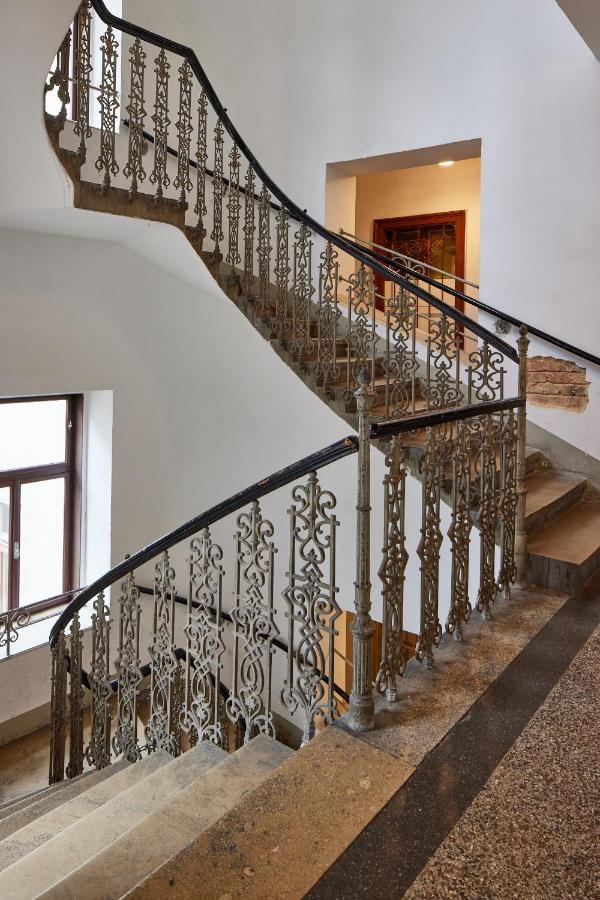 Self-Check-In & Perfect Metro Connection I Apartment Wina Bagian luar foto