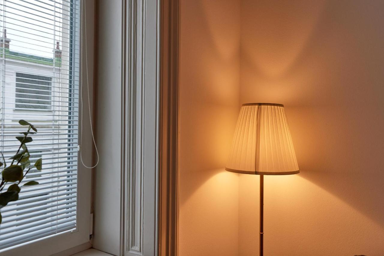 Self-Check-In & Perfect Metro Connection I Apartment Wina Bagian luar foto