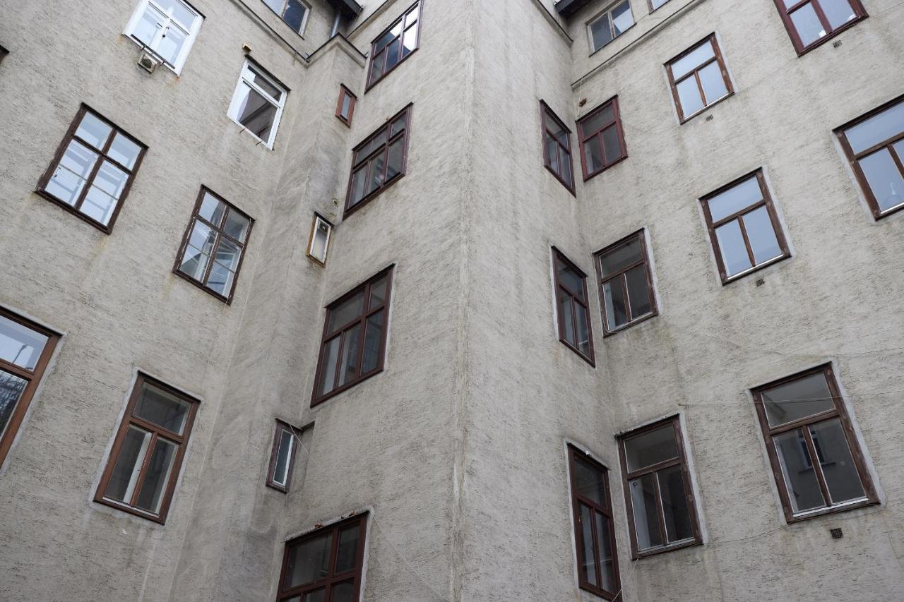 Self-Check-In & Perfect Metro Connection I Apartment Wina Bagian luar foto