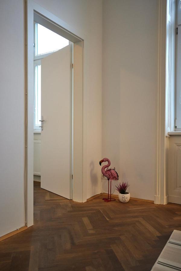 Self-Check-In & Perfect Metro Connection I Apartment Wina Bagian luar foto