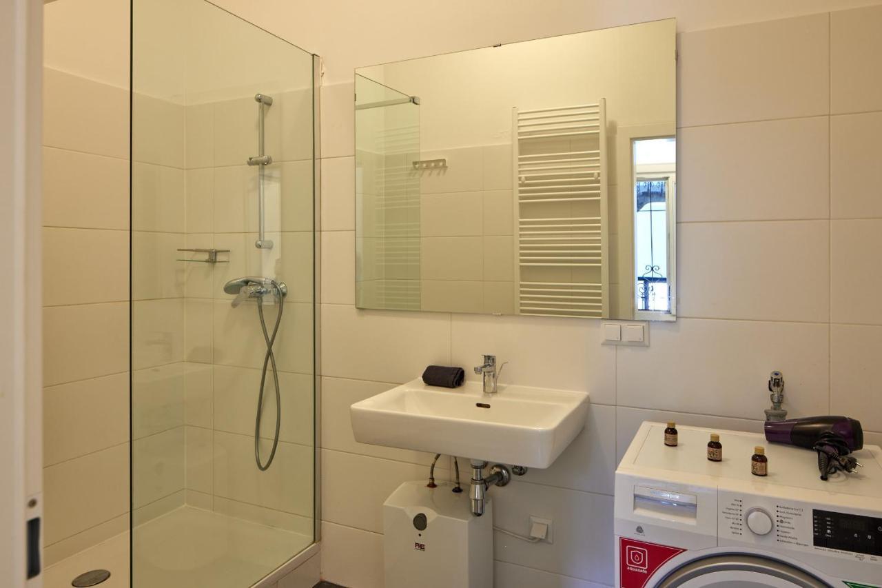 Self-Check-In & Perfect Metro Connection I Apartment Wina Bagian luar foto