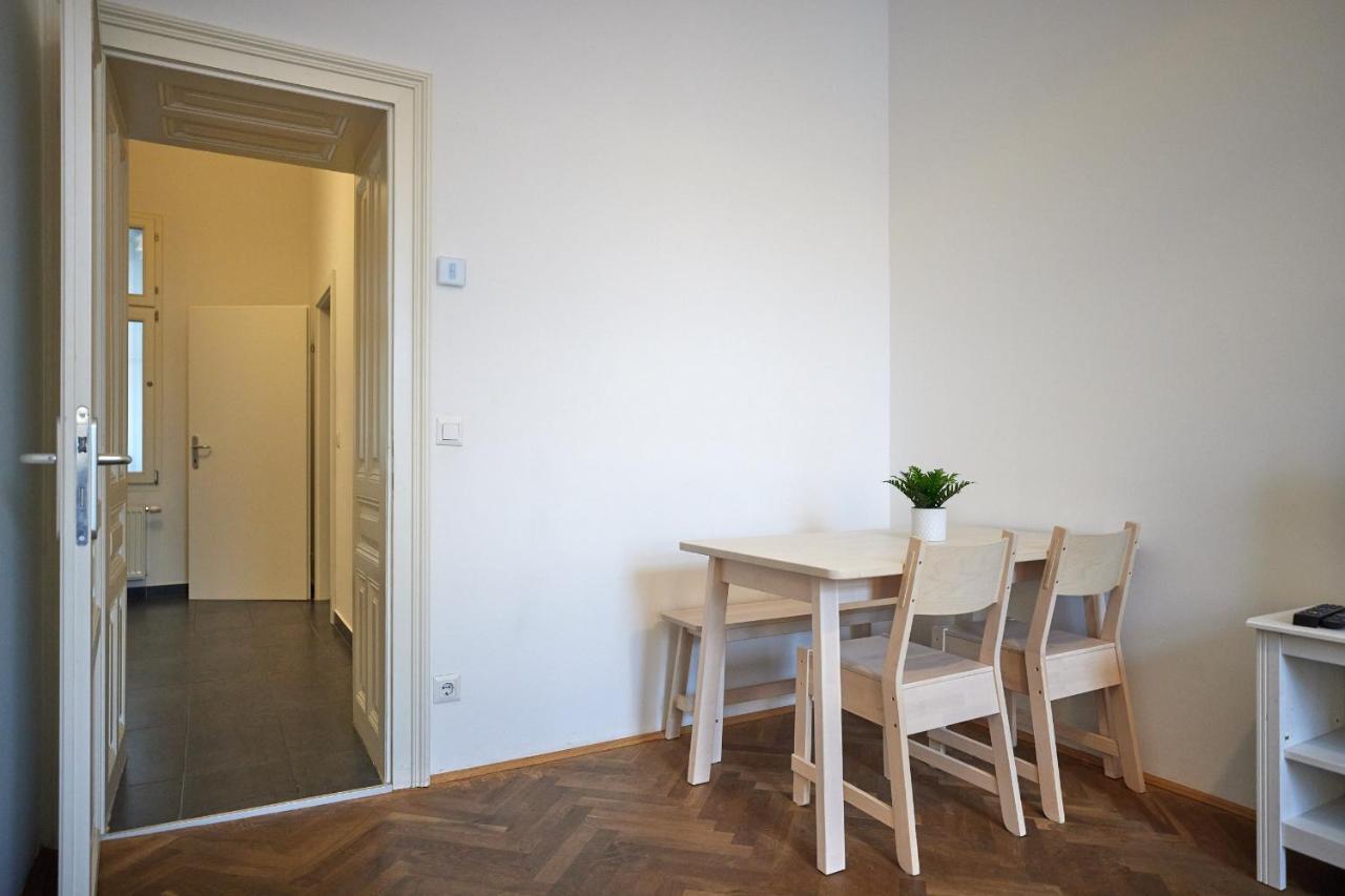 Self-Check-In & Perfect Metro Connection I Apartment Wina Bagian luar foto