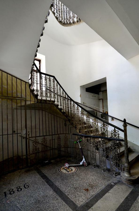Self-Check-In & Perfect Metro Connection I Apartment Wina Bagian luar foto